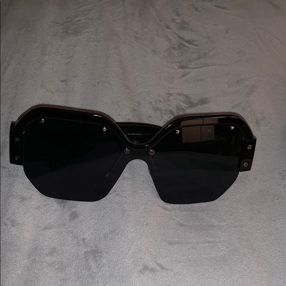 SOLD! Trendy Large Retro Sunglasses! - Picture 4 of 8